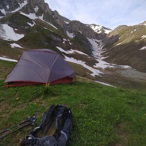 Guillaume en bivouac dans les montagnes des Alpes